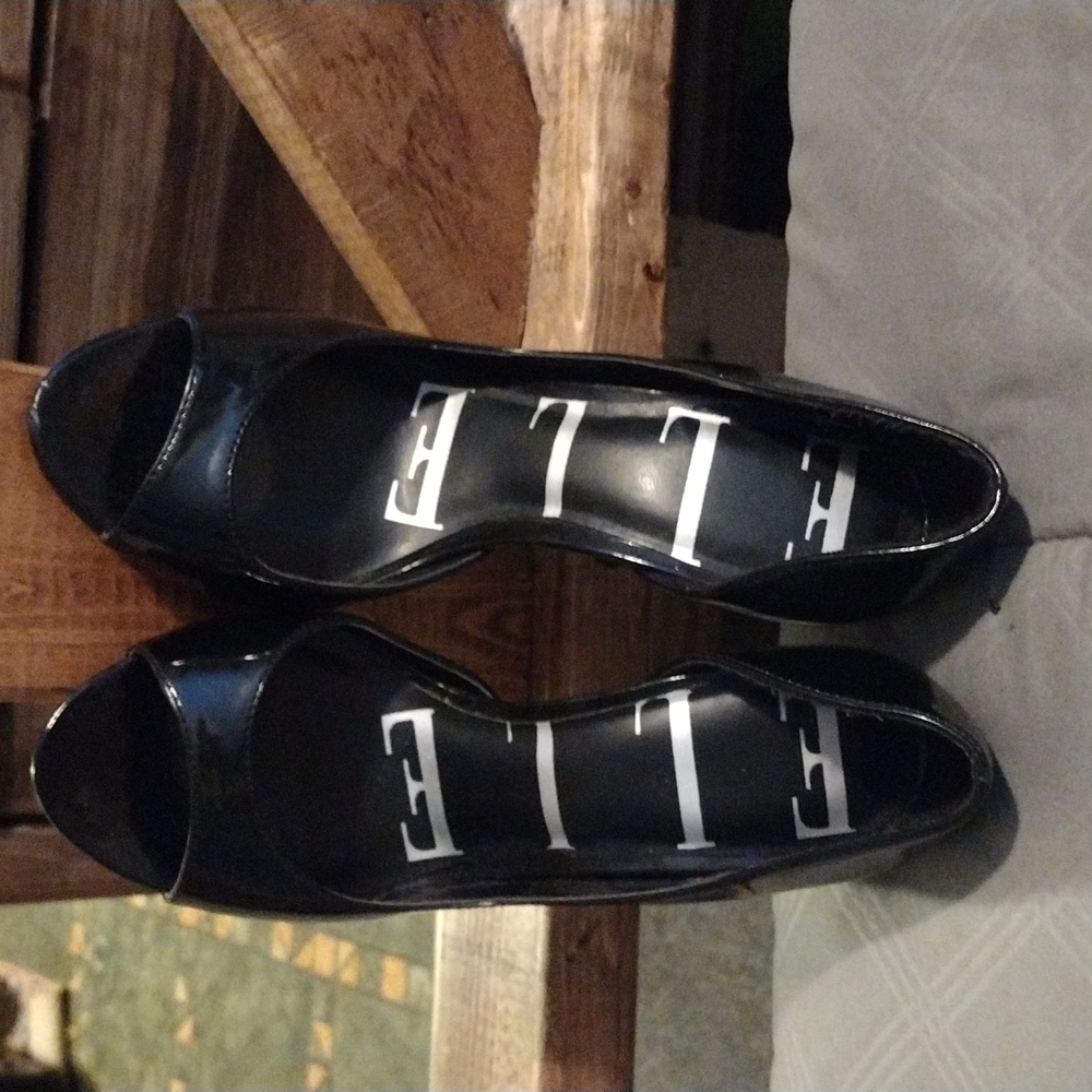 Black Elle pumps